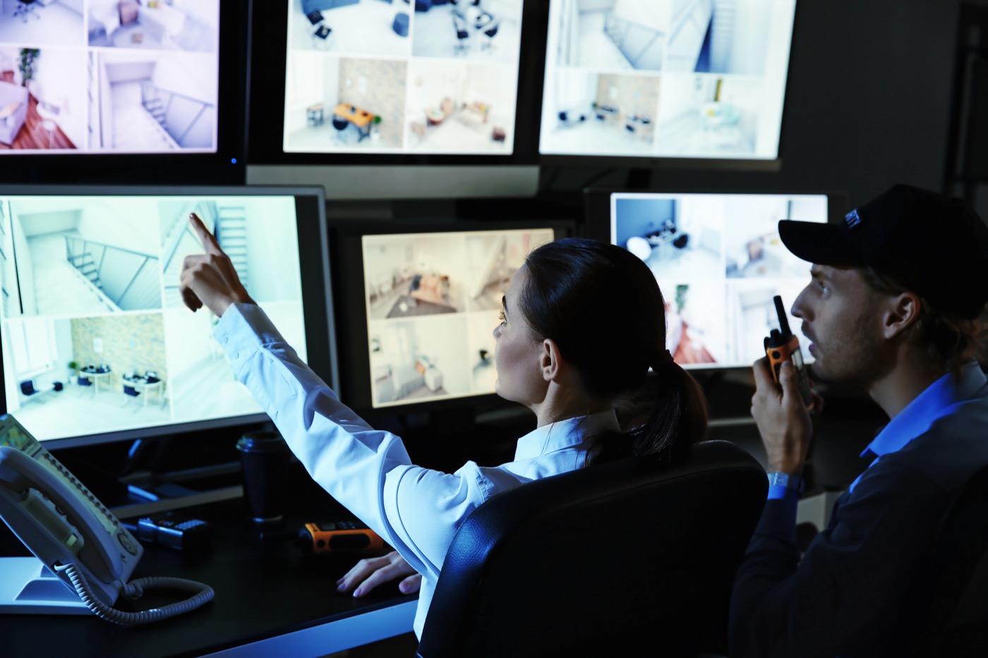 Sala de monitoreo Okulus — equipo de seguridad en operación